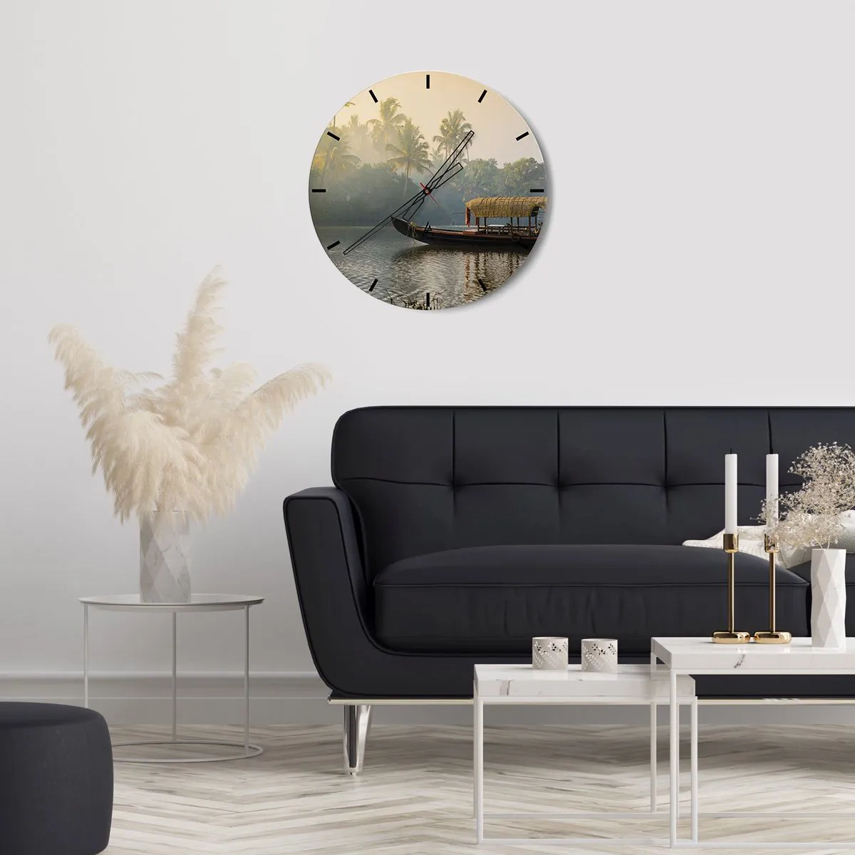Wandklok - Klok - Een traditionele canopyboot vaart op een kalme rivier tussen de palmbomen. - 30x30cm - Huis aan de rivier - Moderne wanddecoratie voor woonkamer, keuken en slaapkamer ARTTOR