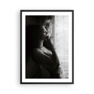 Poster in een zwarte lijst - Een vrouw in lingerie die een sigaret rookt in zwart-wit - 50x70cm - Een sensueel moment - Moderne wanddecoratie voor woonkamer en slaapkamer ARTTOR