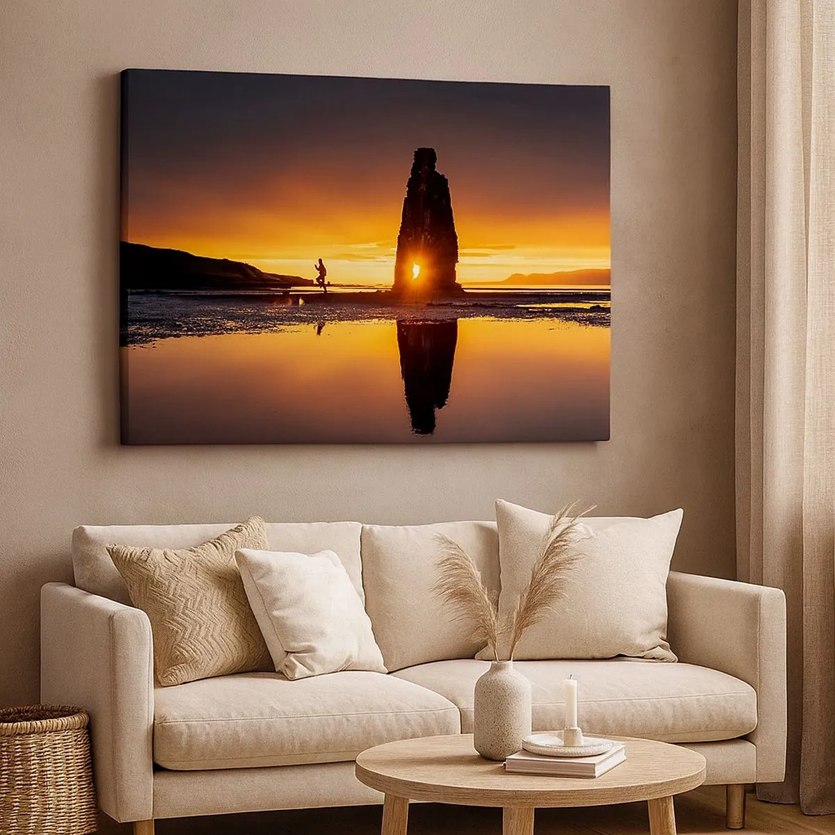 Schilderen op canvas - Persoon rent op het strand bij zonsondergang met rotsformatie - 70x50cm - Alleen jij en de natuur - Moderne wanddecoratie voor woonkamer en slaapkamer ARTTOR