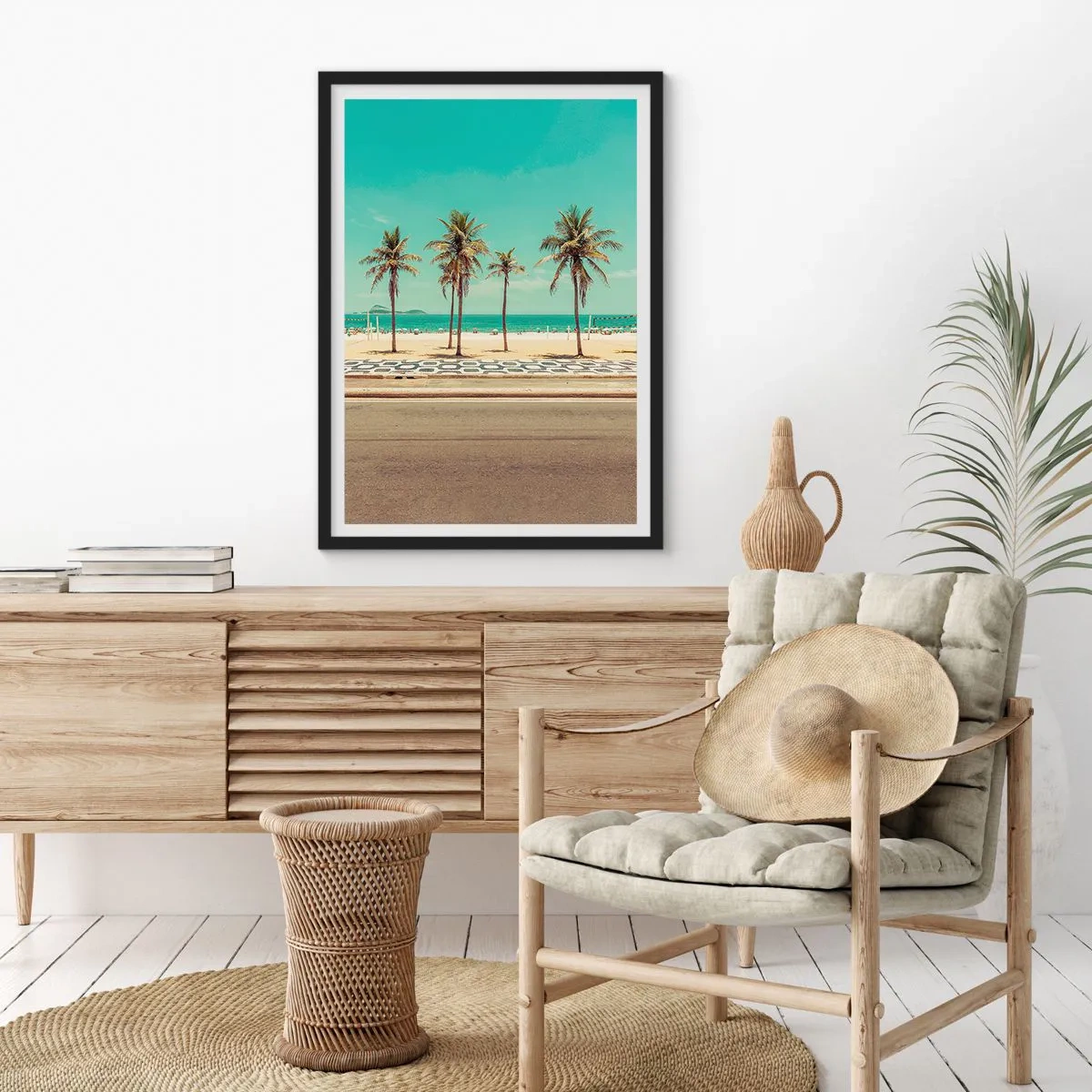 Poster in een zwarte lijst - Op wacht op het strand - 61x91 cm