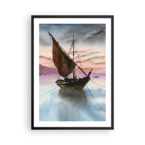 Poster in een zwarte lijst - Een zeilschip op kalm water in het licht van de zonsondergang - 50x70cm - Avond in de haven - Moderne wanddecoratie voor woonkamer en slaapkamer ARTTOR