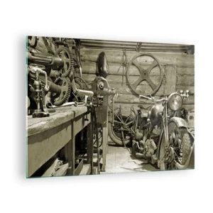 Schilderen op glas - Een werkplaats met antiek gereedschap en een oude motorfiets - 70x50cm - In de schuur van oom Władek - Moderne wanddecoratie voor woonkamer en slaapkamer ARTTOR