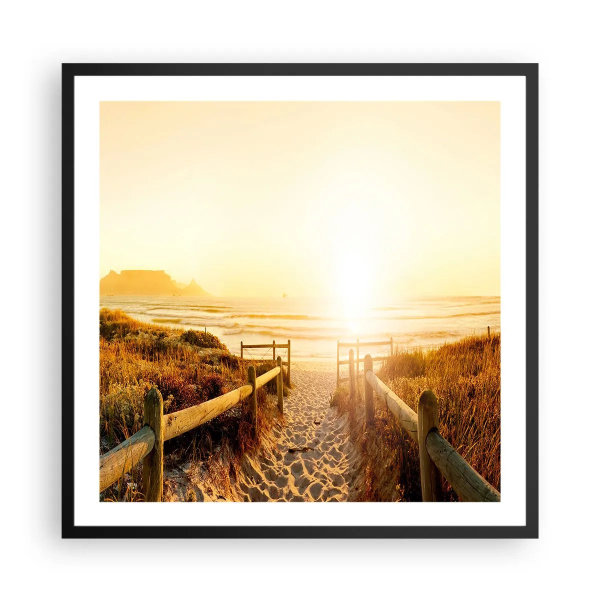 Poster in een zwarte lijst - Over het duin, richting de zon - 60x60 cm