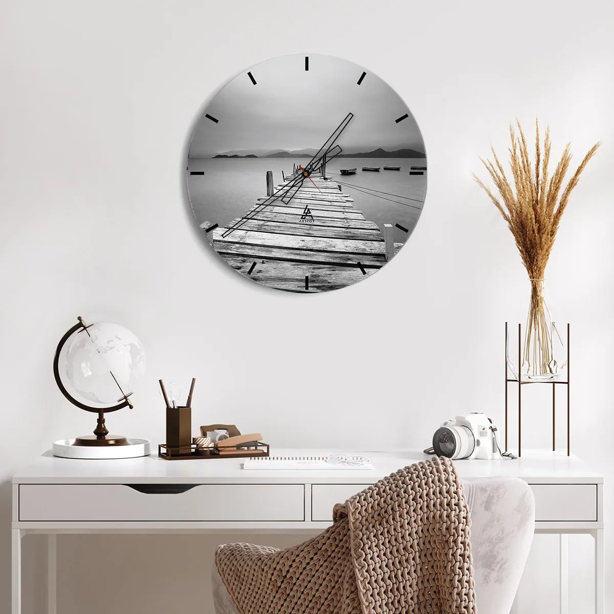 Wandklok - Klok - Een houten steiger boven een kalm meer met bergen op de achtergrond - 30x30cm - Achter bergen en zeeën - Moderne wanddecoratie voor woonkamer, keuken en slaapkamer ARTTOR