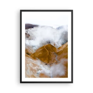 Poster in een zwarte lijst - Mist hangt boven gouden heuvels in een natuurlijk landschap - 50x70cm - De rauwe schoonheid van IJsland - Moderne wanddecoratie voor woonkamer en slaapkamer ARTTOR