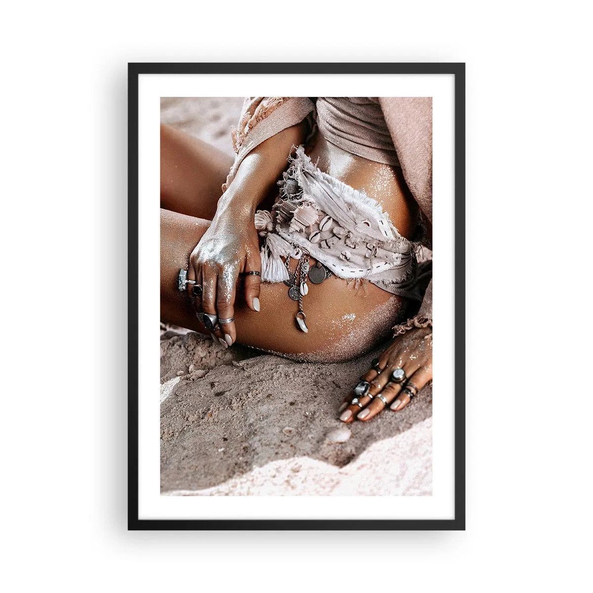 Poster in een zwarte lijst - Vrouw in boho-stijl op een zandstrand met schelpversieringen - 50x70cm - Door de golven gegooid? - Moderne wanddecoratie voor woonkamer en slaapkamer ARTTOR