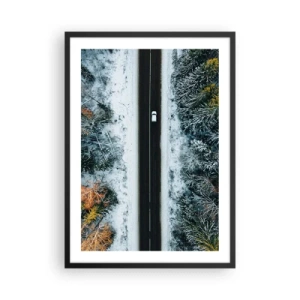 Poster in een zwarte lijst - Een vogelperspectief van een winterbos met een weg en een enkele auto - 50x70cm - Snijd door het winterbos - Moderne wanddecoratie voor woonkamer en slaapkamer ARTTOR