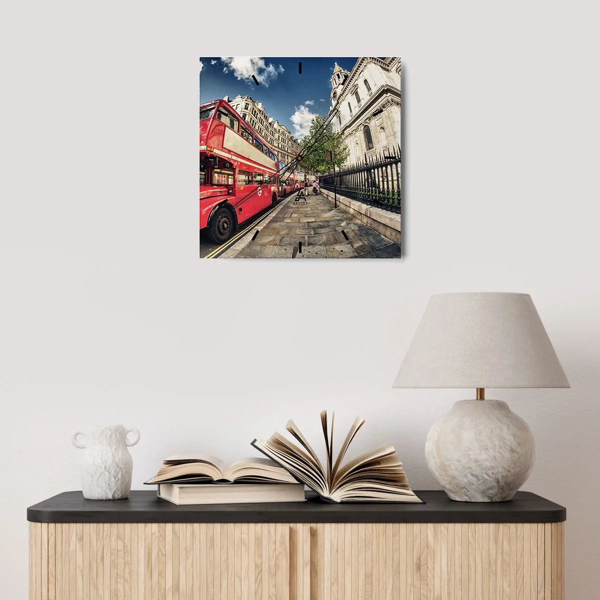 Wandklok - Klok - Londense straat in grijs en rood - 30x30 cm