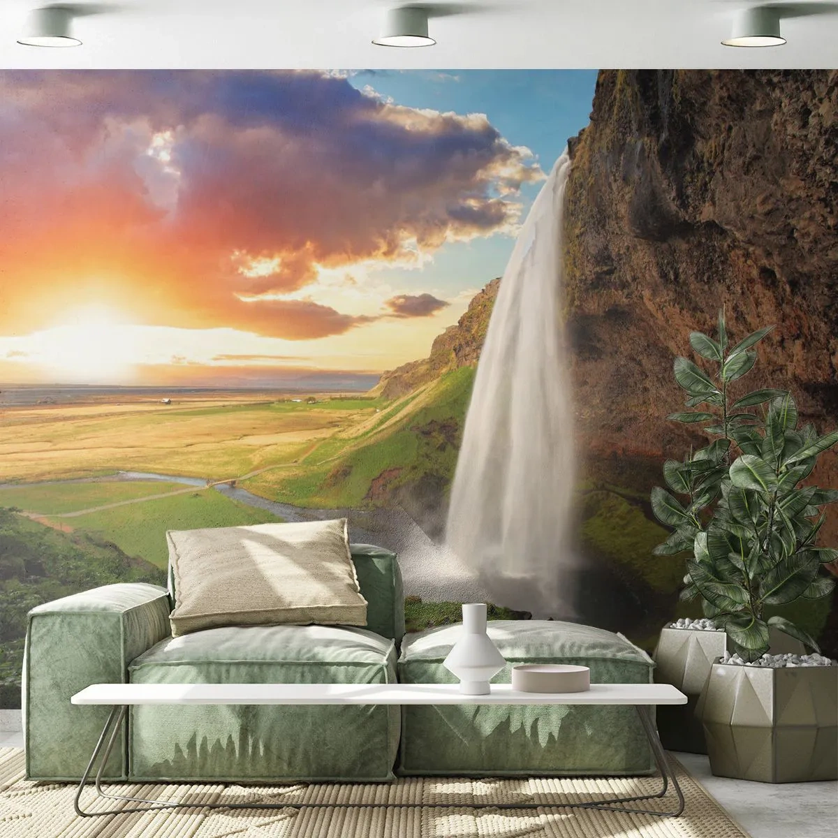Fotobehang Standard Eco - Een schilderachtige waterval die bij zonsondergang van een rots valt - 100x70cm - De volheid van de IJslandse zomer - Moderne wanddecoratie voor woonkamer en slaapkamer ARTTOR
