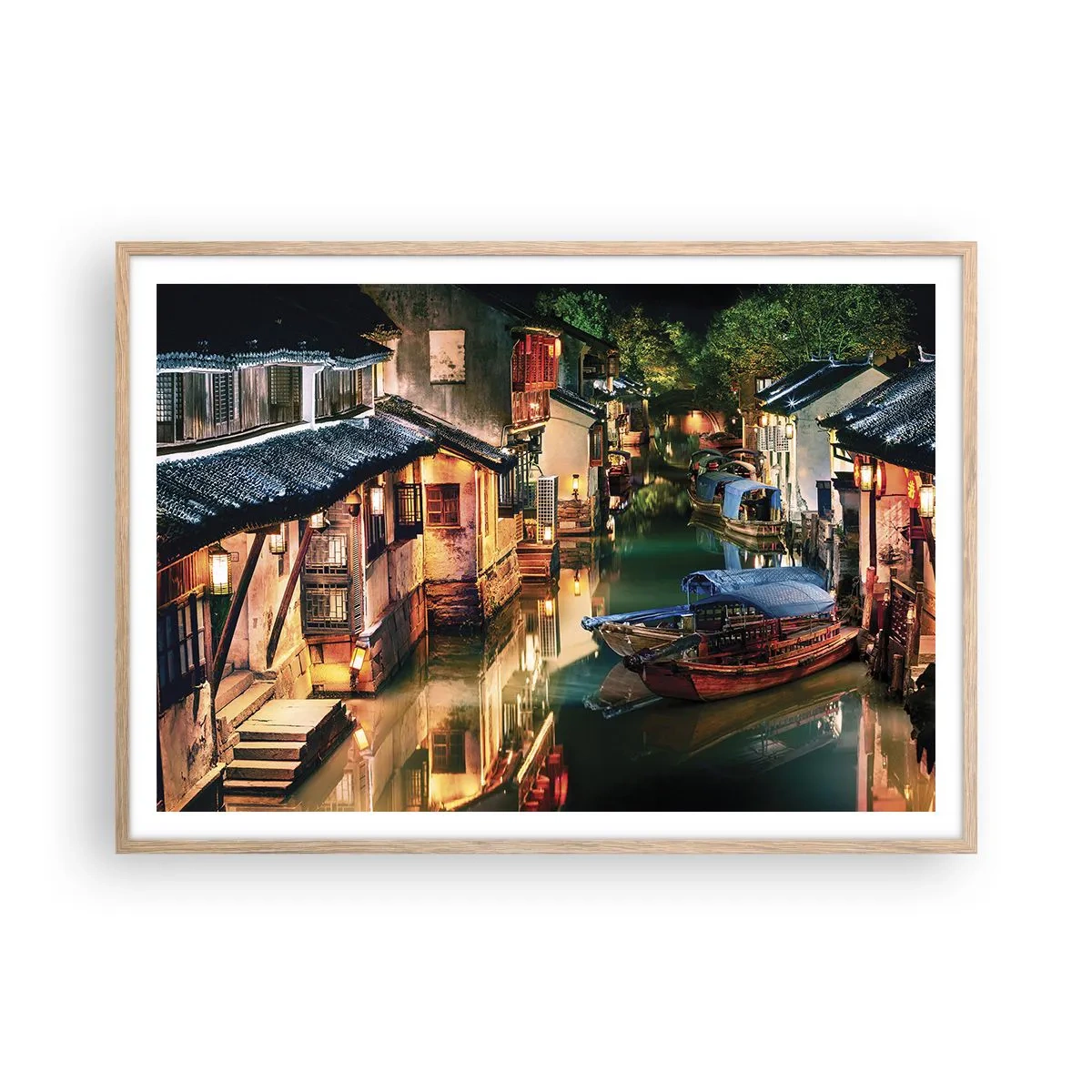 Een poster in een licht eiken lijst - Een avond op een Chinese straat - 100x70 cm