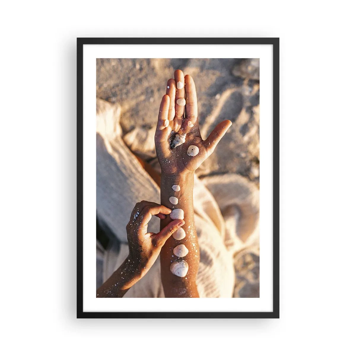 Poster in een zwarte lijst - Handen versierd met schelpen op een zanderige achtergrond - 50x70cm - Schoonheid binnen handbereik - Moderne wanddecoratie voor woonkamer en slaapkamer ARTTOR