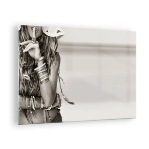 Schilderen op glas - Een vrouw met sieraden en haar vinger op haar lippen op een artistieke foto - 70x50cm - Waarom een 