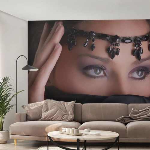 Fotobehang Premium Canvas - Oosters verleidelijk mysterie - Vrouw, Ogen, Cultuur - 100x70 cm