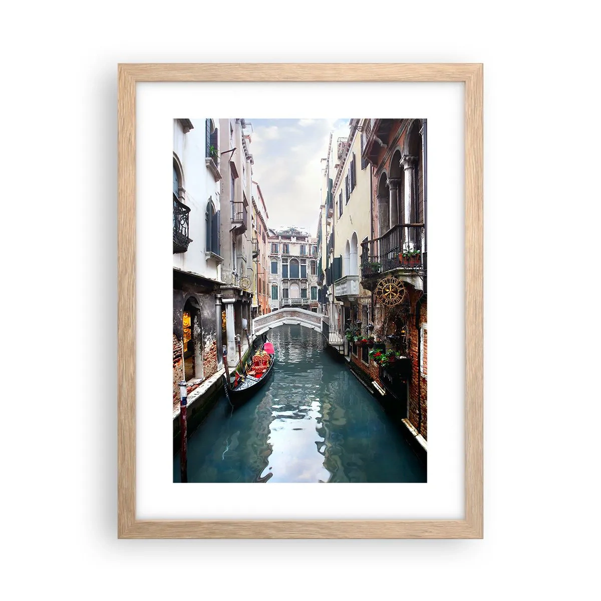Een poster in een licht eiken lijst - Venetiaans landschap met een gondel en een brug - 30x40 cm