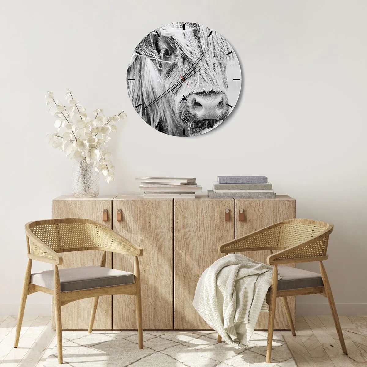 Wandklok - Klok - Portret van een langharig Schots rund in zwart-wit - 30x30cm - Schotse wildheid - Moderne wanddecoratie voor woonkamer, keuken en slaapkamer ARTTOR