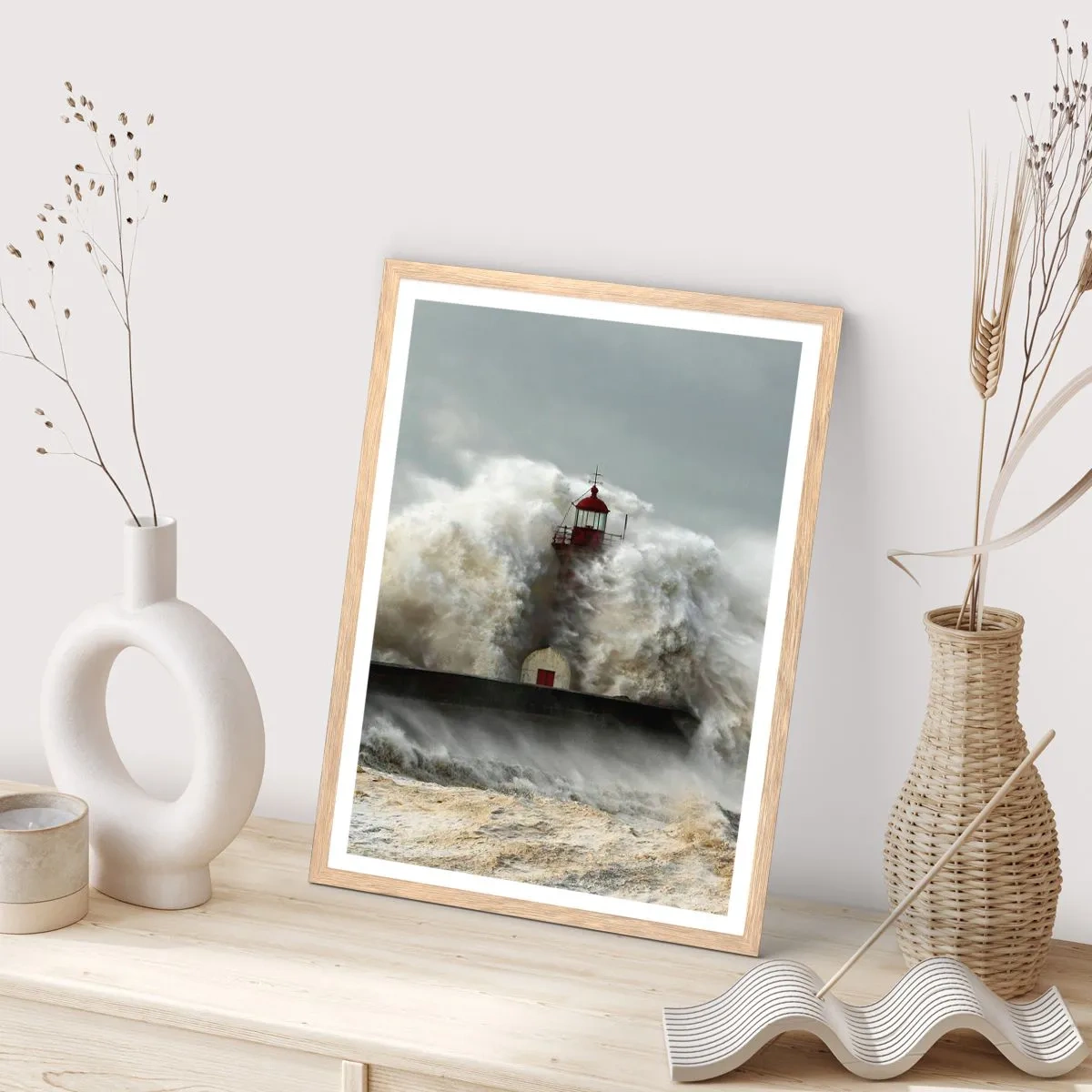 Een poster in een licht eiken lijst - De woede van de oceaan - 50x70 cm