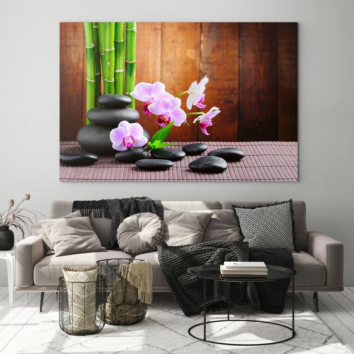 Schilderen op glas - Roze orchideeën, bamboe en zwarte stenen tegen een houten muur - 70x50cm - Maak kennis met de geneugten van het oosten - Moderne wanddecoratie voor woonkamer en slaapkamer ARTTOR