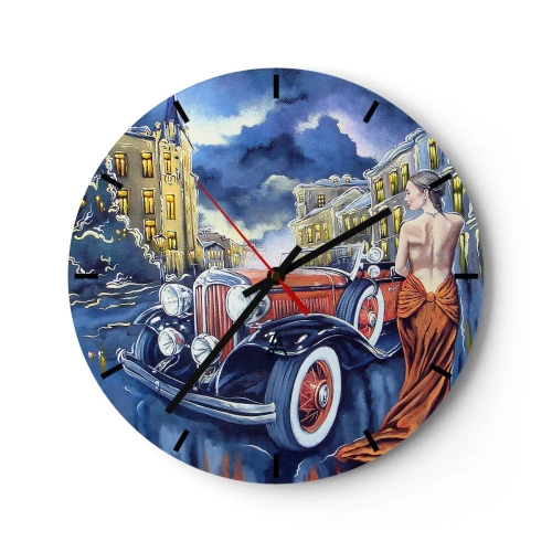 Wandklok - Klok - Een vrouw in een oranje jurk naast een retro-auto met een stad op de achtergrond. - 30x30cm - Nocturne in blauw en koraal - Moderne wanddecoratie voor woonkamer, keuken en slaapkamer ARTTOR