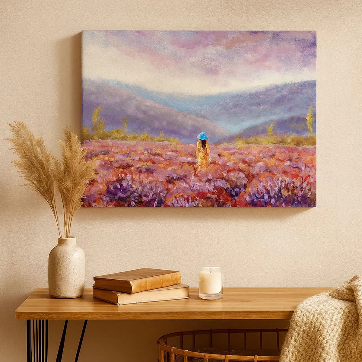 Schilderen op canvas - Een vrouw met een hoed loopt door een lavendelveld. - 70x50cm - In een lavendelwereld - Moderne wanddecoratie voor woonkamer en slaapkamer ARTTOR