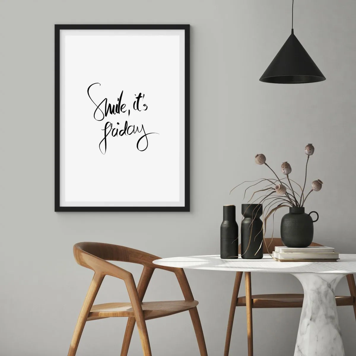 Poster in een zwarte lijst - Het opschrift 'Smile, it's Friday' in het zwart op een witte achtergrond - 50x70cm - Echte vreugde - Moderne wanddecoratie voor woonkamer en slaapkamer ARTTOR