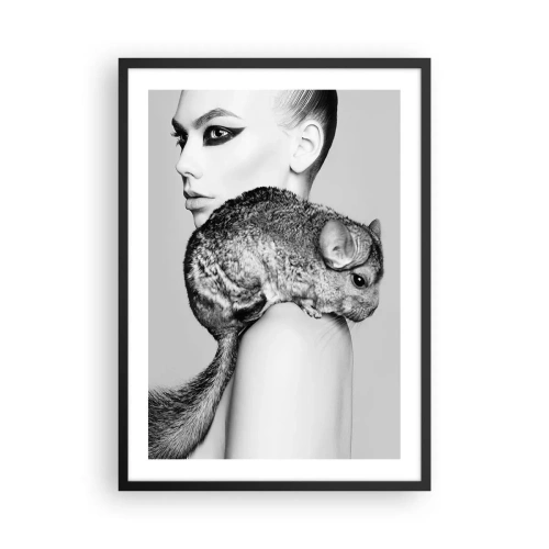 Poster in een zwarte lijst - Een vrouw met een chinchilla op een artistieke zwart-witfoto - 50x70cm - Dame met een chinchilla - Moderne wanddecoratie voor woonkamer en slaapkamer ARTTOR
