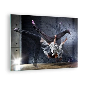 Schilderen op glas - Dynamische dans tegen de achtergrond van een industriële muur - 70x50cm - Straatster - Moderne wanddecoratie voor woonkamer en slaapkamer ARTTOR