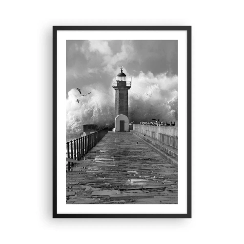 Poster in een zwarte lijst - Een zwart-witte vuurtoren omringd door golven - 50x70cm - Onbevreesd - Moderne wanddecoratie voor woonkamer en slaapkamer ARTTOR