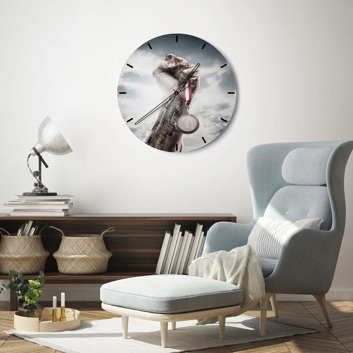 Wandklok - Klok - Hand met een medaille tegen de lucht - 30x30cm - Per aspera ad astra - Moderne wanddecoratie voor woonkamer, keuken en slaapkamer ARTTOR
