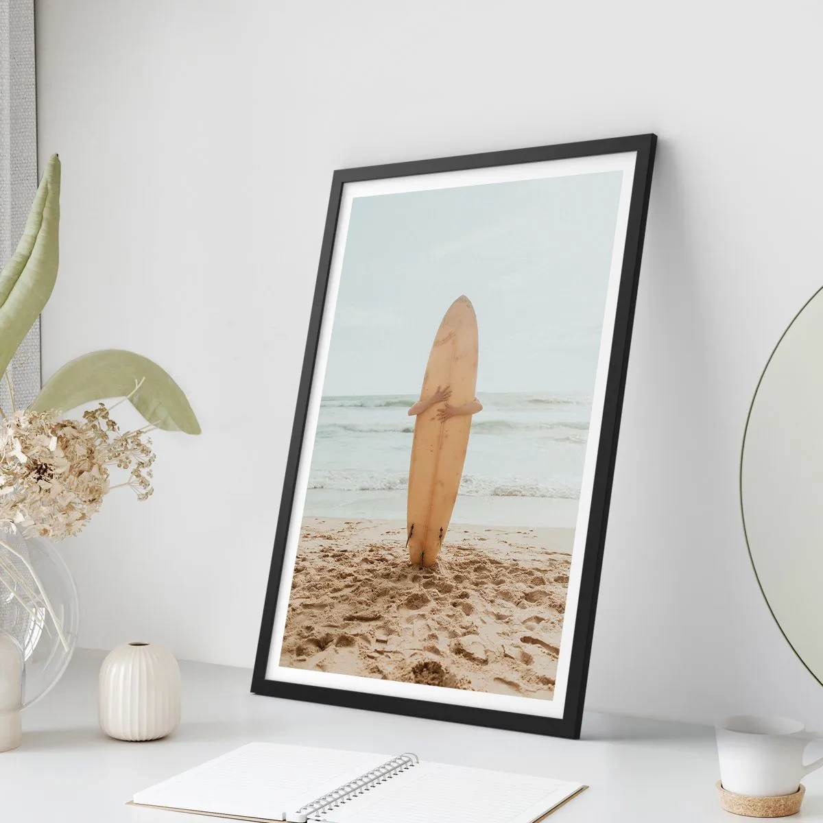 Poster in een zwarte lijst - Een persoon met een surfplank op het strand, uitkijkend over de zee. - 50x70cm - Uit liefde voor golven - Moderne wanddecoratie voor woonkamer en slaapkamer ARTTOR