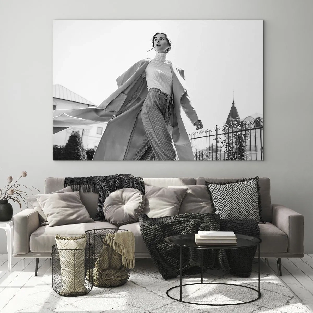 Schilderen op glas - Een stijlvolle vrouw in beweging tegen de achtergrond van stedelijke architectuur - 70x50cm - Ga je mee? - Moderne wanddecoratie voor woonkamer en slaapkamer ARTTOR