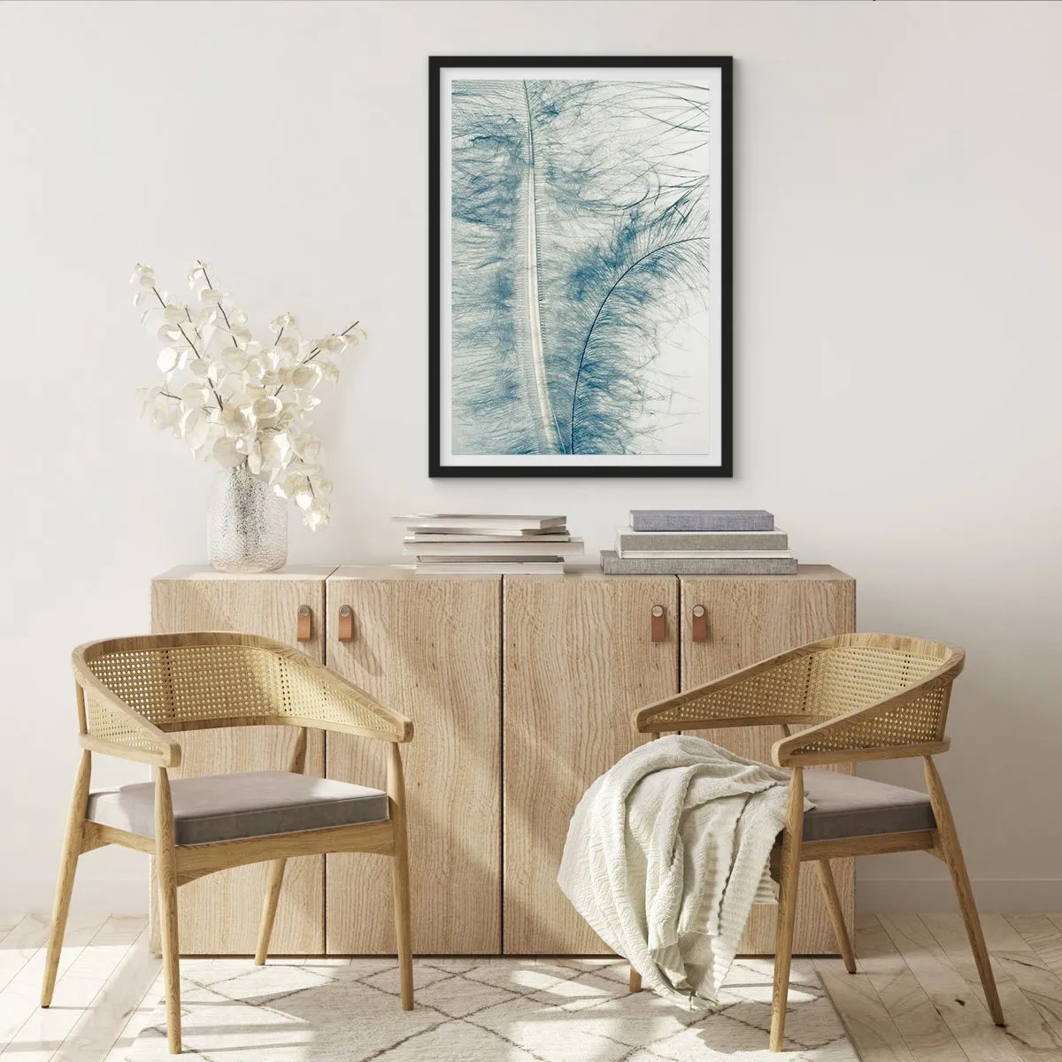 Poster in een zwarte lijst - Een delicate veer in subtiele blauwtinten - 50x70cm - Het gefluister van de natuur - Moderne wanddecoratie voor woonkamer en slaapkamer ARTTOR