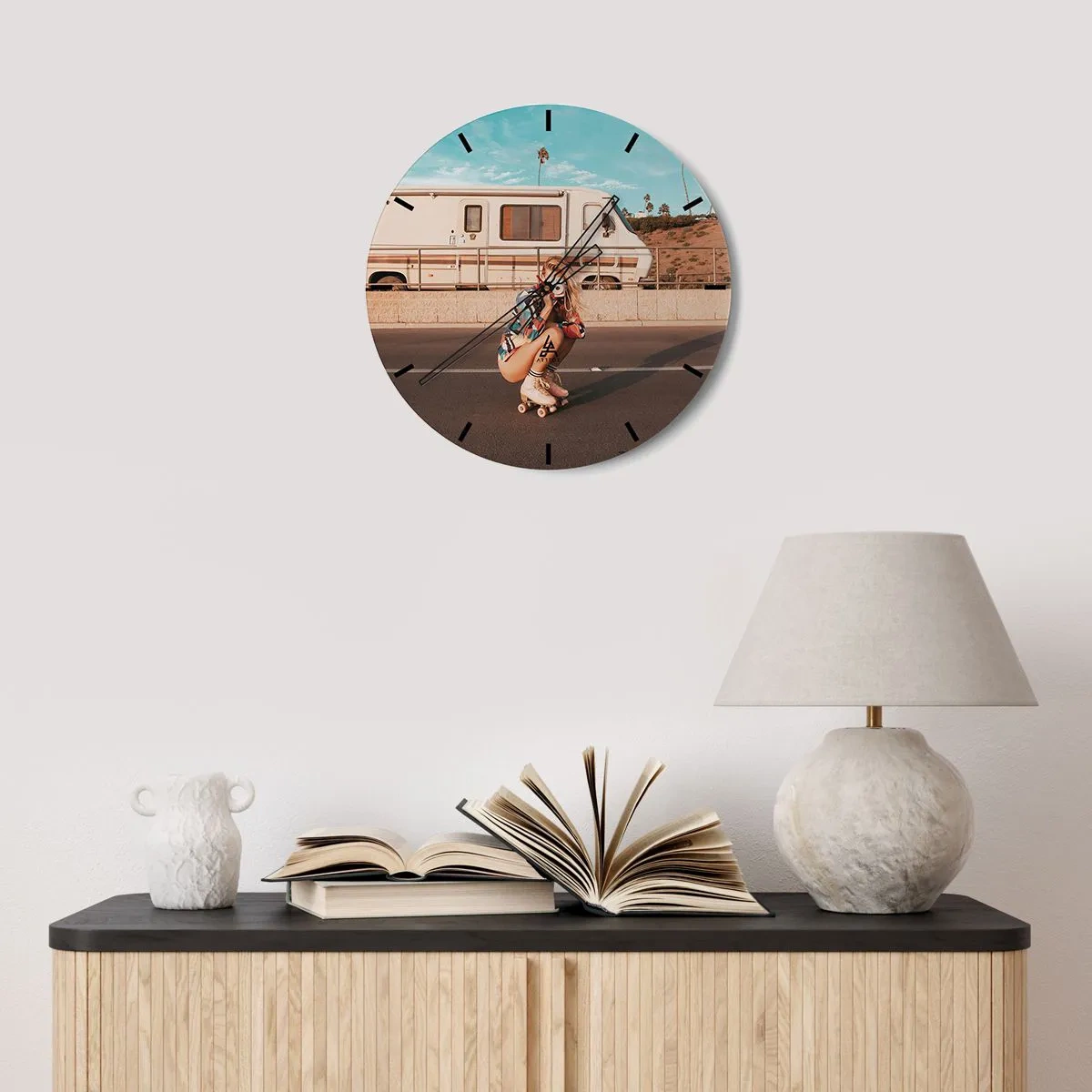Wandklok - Klok - Een meisje rolschaatst voor een camper op een zonnige dag - 30x30cm - Lach alsjeblieft! - Moderne wanddecoratie voor woonkamer, keuken en slaapkamer ARTTOR