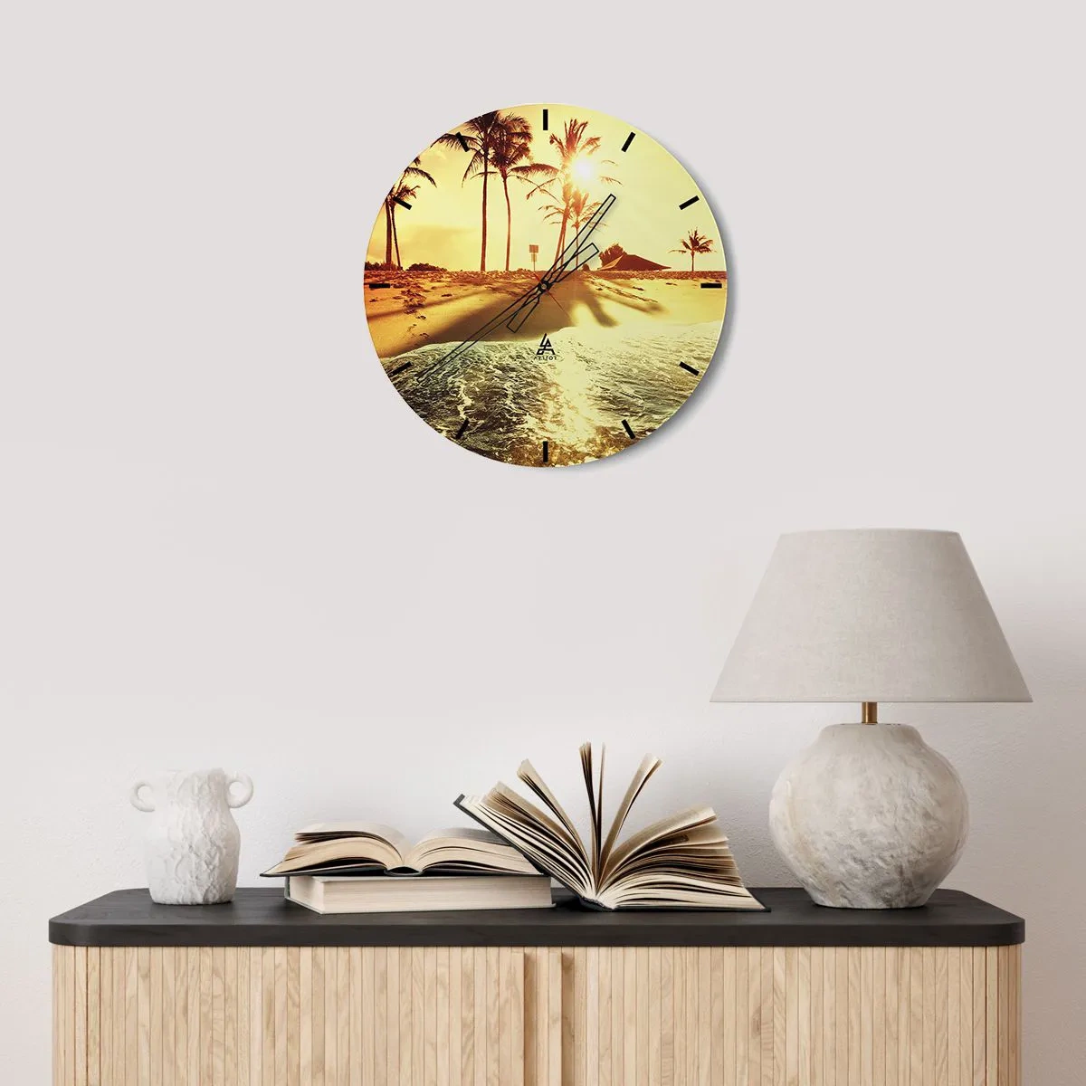 Wandklok - Klok - Een wijzerplaat met een strandmotief in het licht van de ondergaande zon - 30x30cm - Californië middag - Moderne wanddecoratie voor woonkamer, keuken en slaapkamer ARTTOR