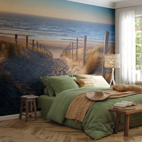 Fotobehang op maat Premium Sand - Het geluid van de zee, het zingen van vogels, een wild strand tussen het gras... - Landschap, Strand, Duinen