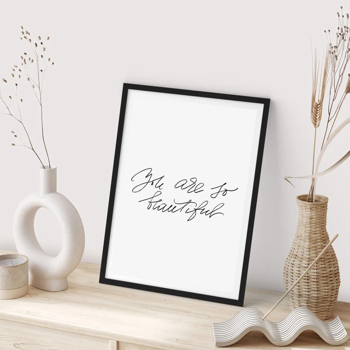 Poster in een zwarte lijst - Zwarte inscriptie 'Je bent zo mooi' op een witte achtergrond - 50x70cm - Geloof het echt... - Moderne wanddecoratie voor woonkamer en slaapkamer ARTTOR