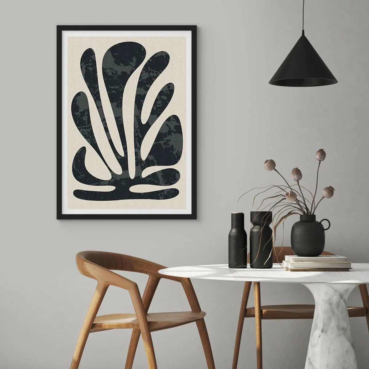 Poster in een zwarte lijst - Abstracte zwarte plantenvorm op een beige achtergrond - 50x70cm - Meervingerige abstractie - Moderne wanddecoratie voor woonkamer en slaapkamer ARTTOR