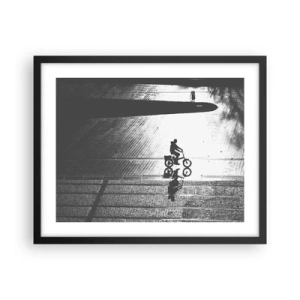 Poster in een zwarte lijst - Voor mij, door de stad - 50x40 cm