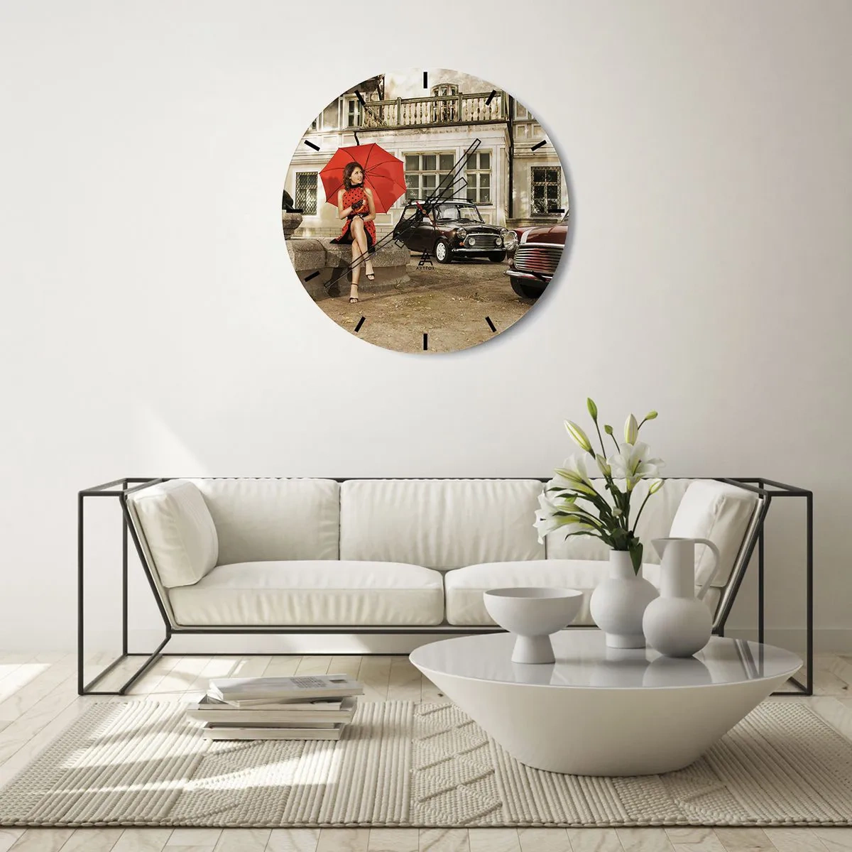 Wandklok - Klok - Een vrouw met een rode paraplu voor retro-auto's. - 30x30cm - Een sentimentele mini-reis - Moderne wanddecoratie voor woonkamer, keuken en slaapkamer ARTTOR