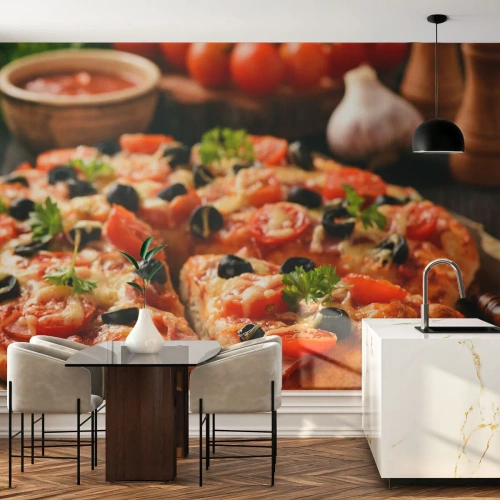 Fotobehang Standard Eco - Smakelijke pizza met tomaten, olijven en kruiden - 100x70cm - Je bent er weer mee weggekomen - Moderne wanddecoratie voor woonkamer en slaapkamer ARTTOR