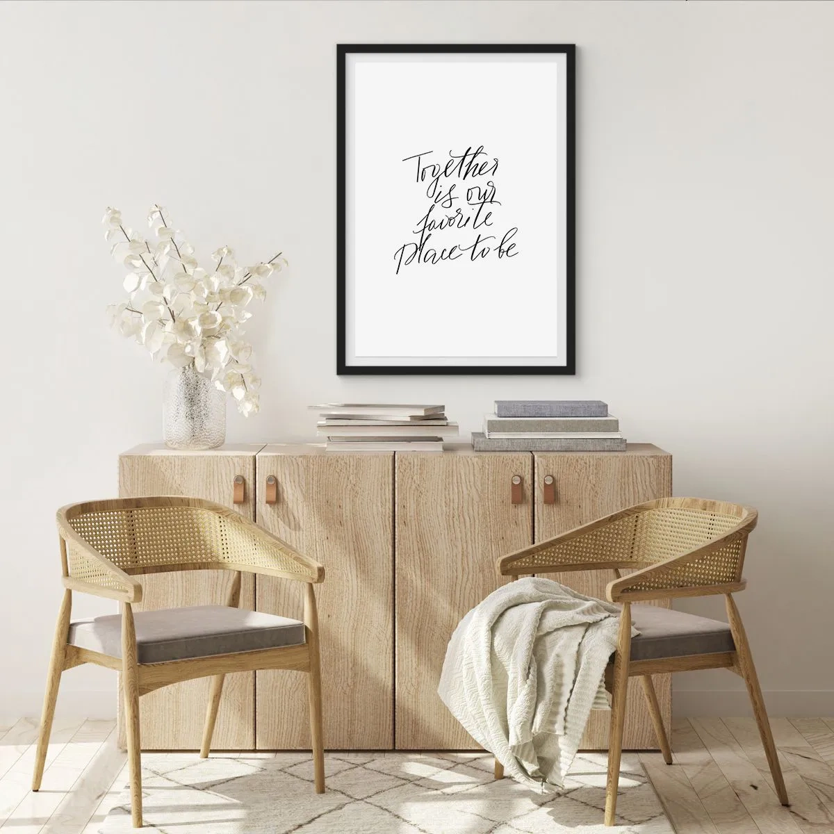 Poster in een zwarte lijst - 'Samen is onze favoriete plek om te zijn' citaat op witte achtergrond - 50x70cm - Voel jij het ook? - Moderne wanddecoratie voor woonkamer en slaapkamer ARTTOR