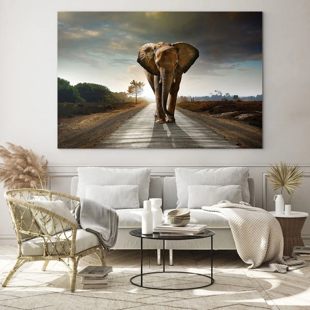 Schilderen op glas - Een olifant die bij zonsondergang langs de weg loopt - 70x50cm - En helemaal niet in een porseleinen pakhuis - Moderne wanddecoratie voor woonkamer en slaapkamer ARTTOR