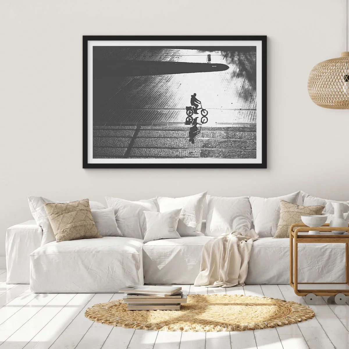 Poster in een zwarte lijst - Voor mij, door de stad - 91x61 cm