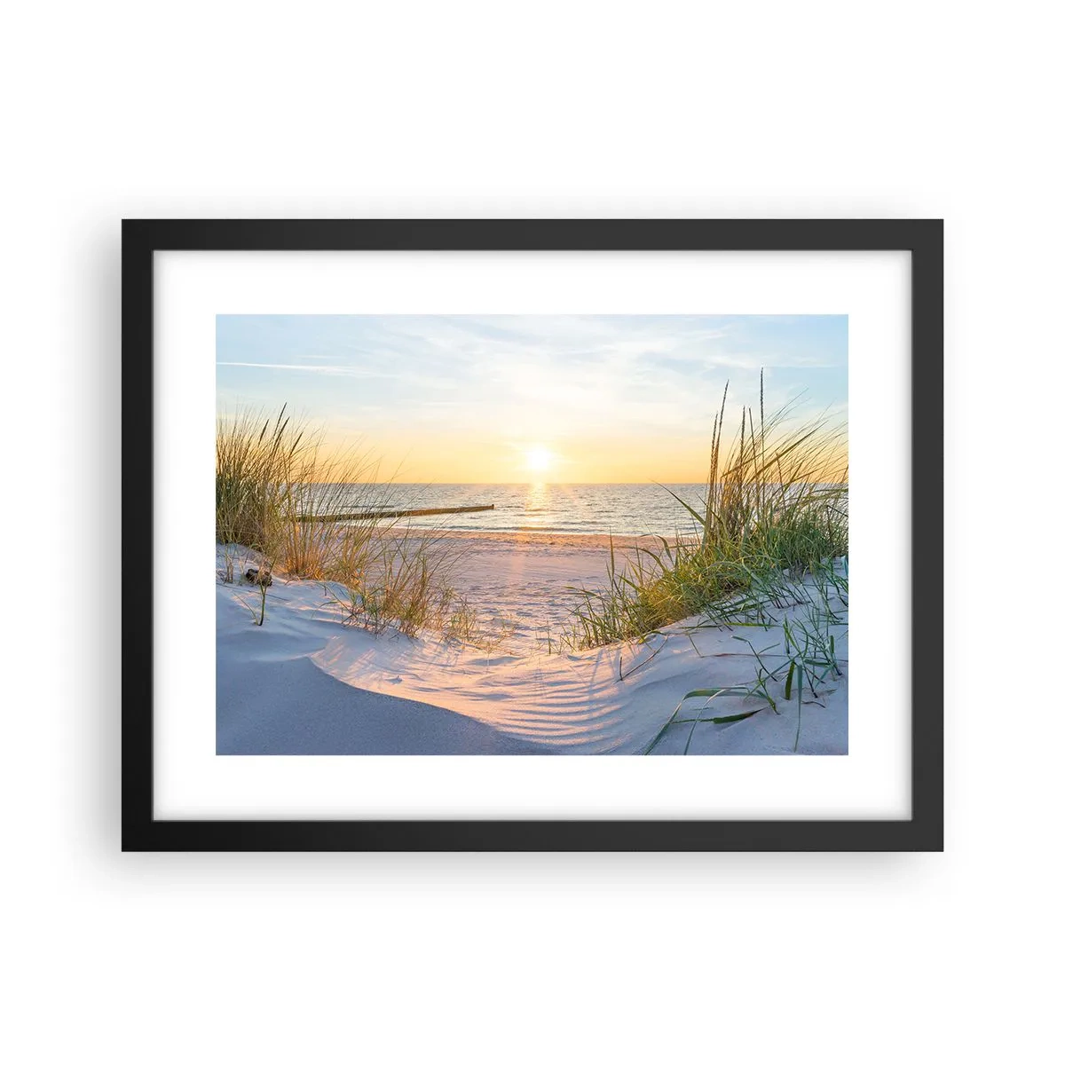 Poster in een zwarte lijst - Het geluid van de zee, het zingen van vogels, een wild strand tussen het gras... - 40x30 cm