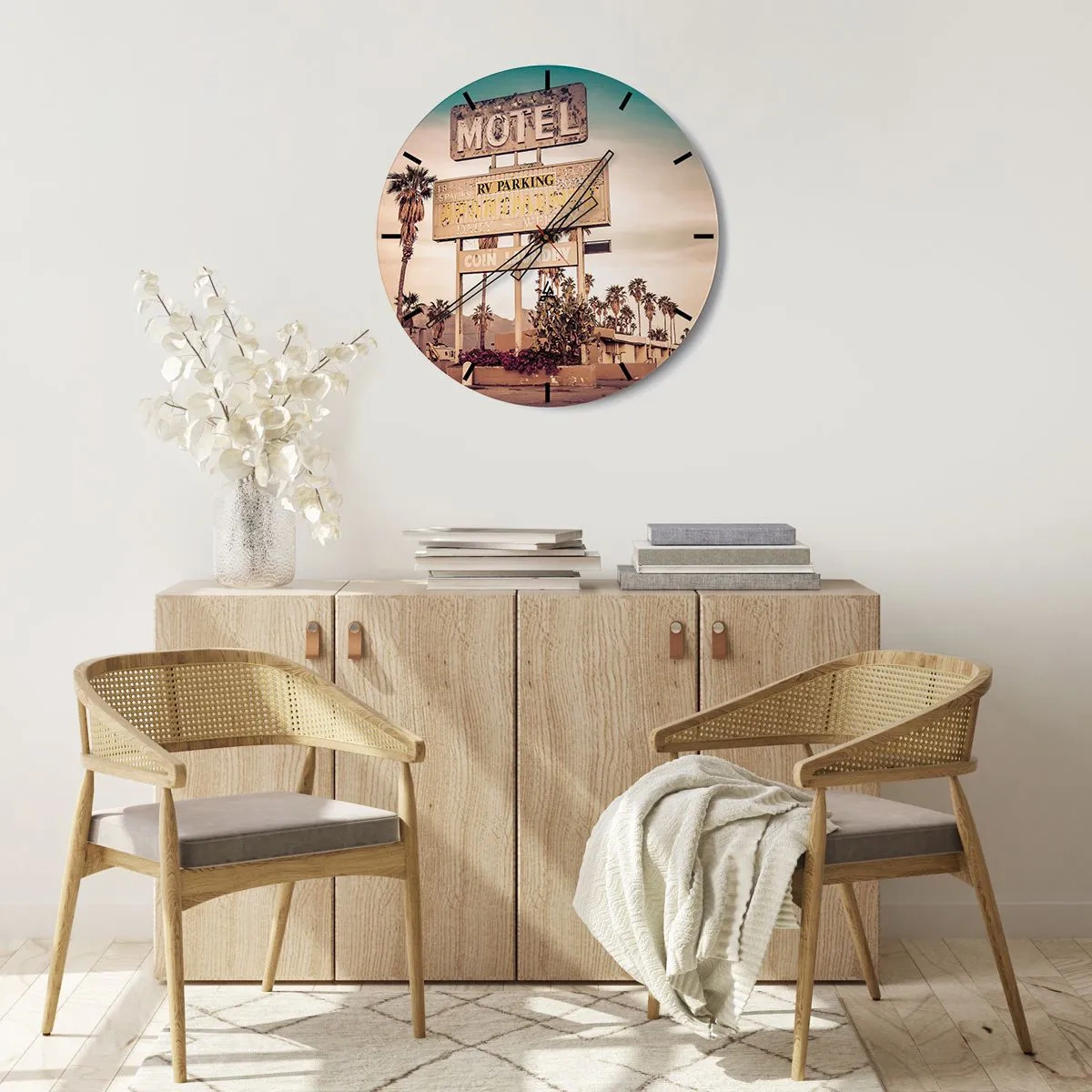 Wandklok - Klok - Retro motelbord met palmbomen op de achtergrond op een woestijnweg - 30x30cm - Hier staat de tijd stil - Moderne wanddecoratie voor woonkamer, keuken en slaapkamer ARTTOR
