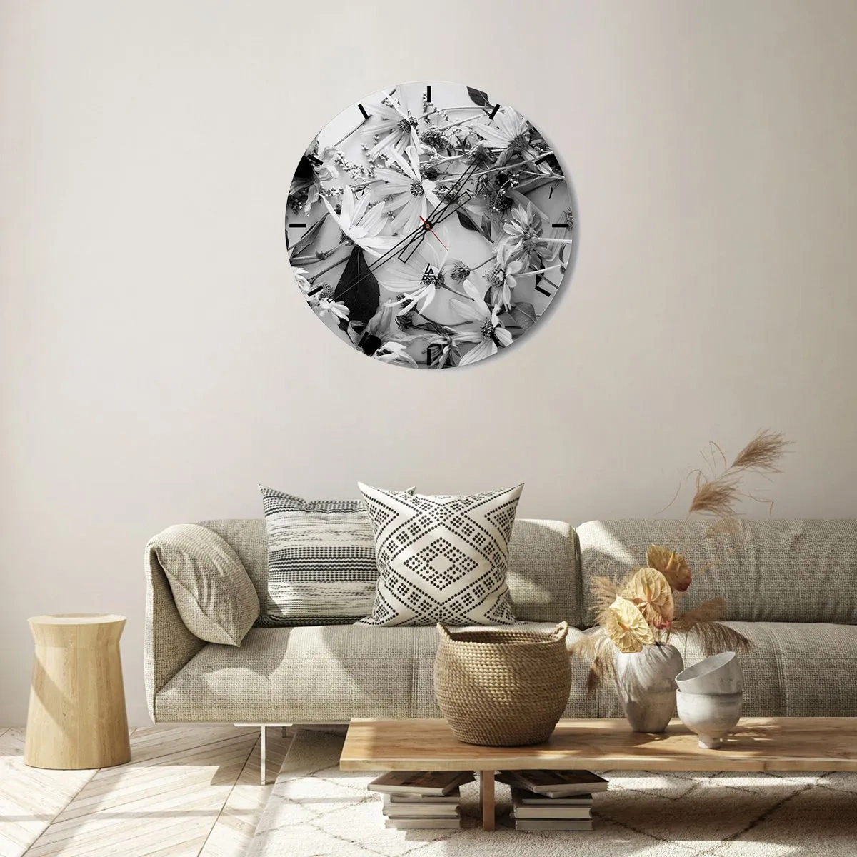 Wandklok - Klok - Zwart-witte bloemen verspreid op een lichte achtergrond in een informeel arrangement - 30x30cm - Niet-boeket bloemen - Moderne wanddecoratie voor woonkamer, keuken en slaapkamer ARTTOR