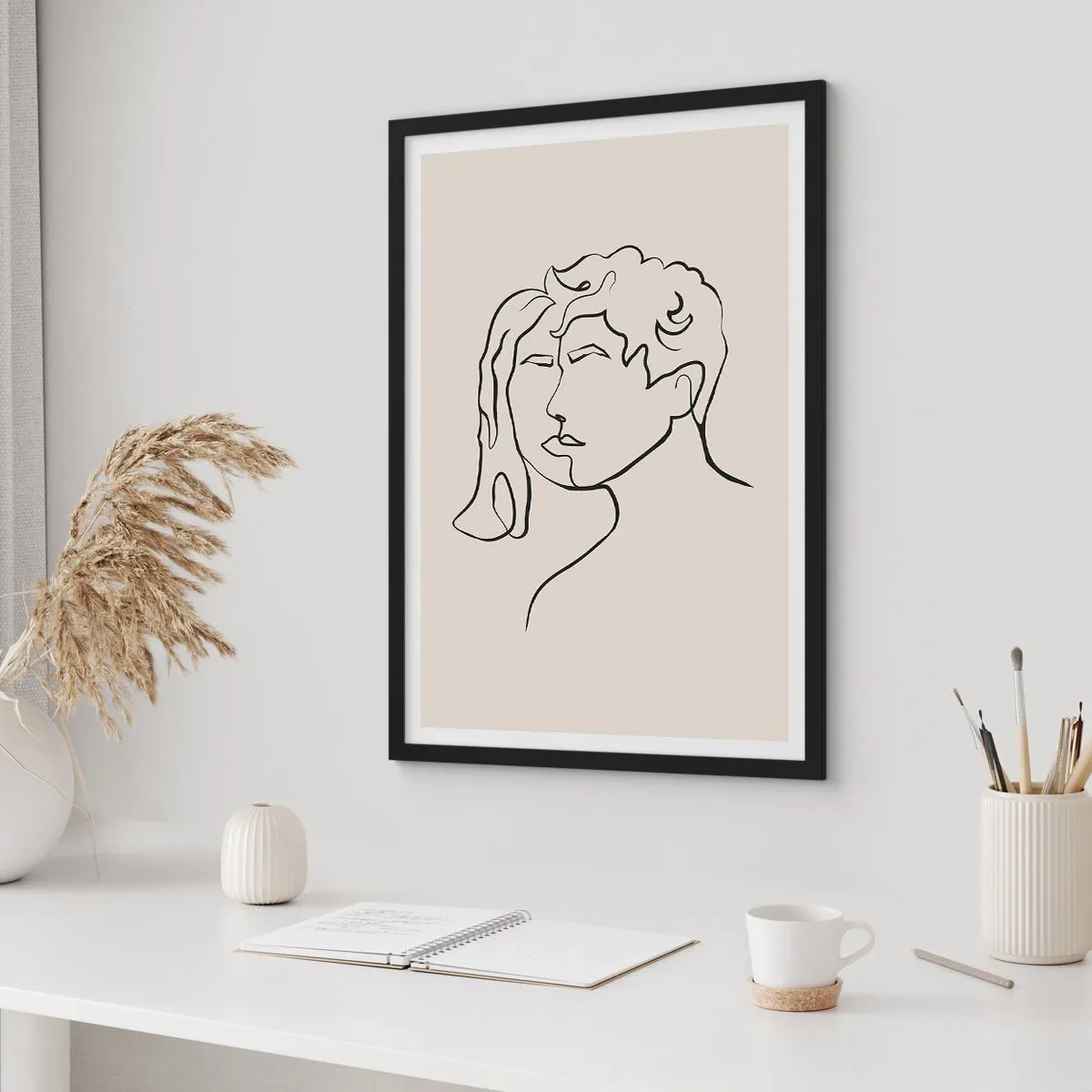 Poster in een zwarte lijst - Een minimalistische schets van de gezichten van een stel op een beige achtergrond. - 50x70cm - En er ontstond eenheid - Moderne wanddecoratie voor woonkamer en slaapkamer ARTTOR