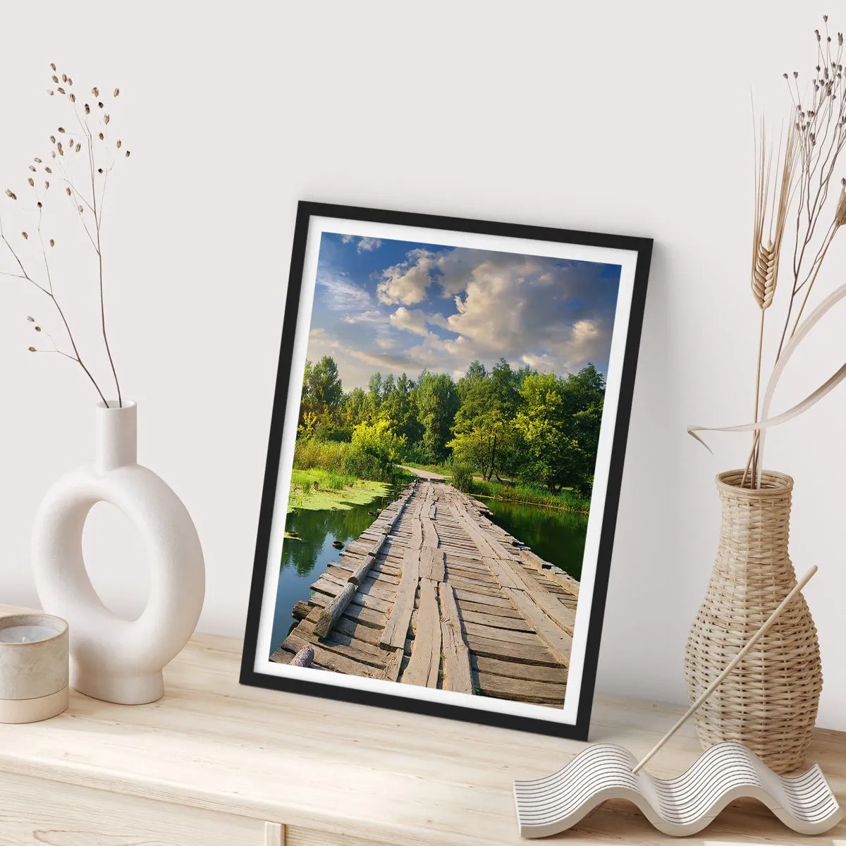 Poster in een zwarte lijst - Een houten brug over een rivier omgeven door groen - 50x70cm - Zomer, zomer overal - Moderne wanddecoratie voor woonkamer en slaapkamer ARTTOR