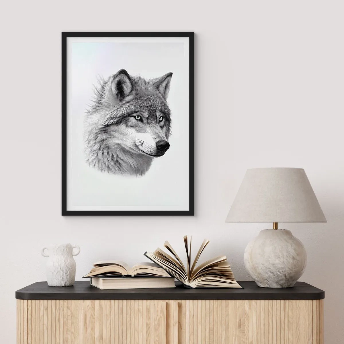 Poster in een zwarte lijst - Een realistisch portret van een wolf in grijstinten. - 50x70cm - Alfa – zonder twijfel - Moderne wanddecoratie voor woonkamer en slaapkamer ARTTOR