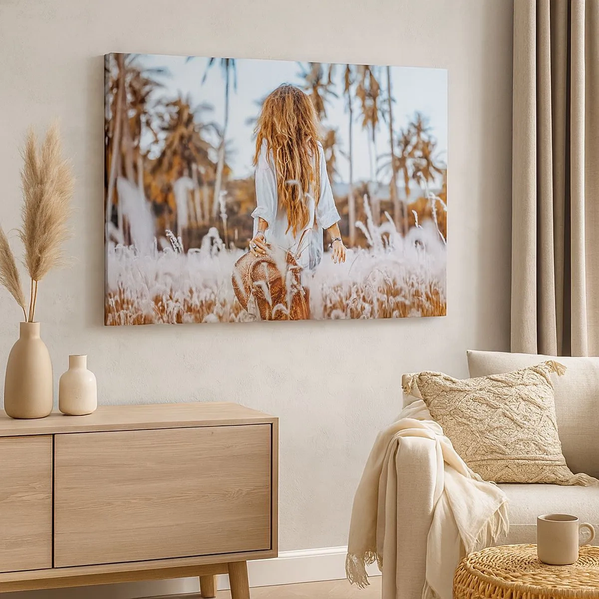 Schilderen op canvas - Een vrouw in een grasveld met palmbomen op de achtergrond bij zonsondergang - 70x50cm - Geboren uit graspluis - Moderne wanddecoratie voor woonkamer en slaapkamer ARTTOR