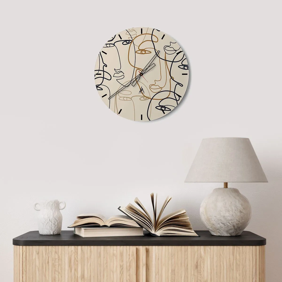 Wandklok - Klok - Gecontourde gezichten in lijntekeningen op een beige achtergrond - 30x30cm - Het portret is vermenigvuldigd - Moderne wanddecoratie voor woonkamer, keuken en slaapkamer ARTTOR